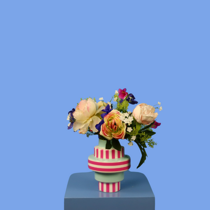 Kunstboeket Mel in roze-wit gestreepte House Vitamin vaas, maat M – Reflower, abonnement op kunstbloemen