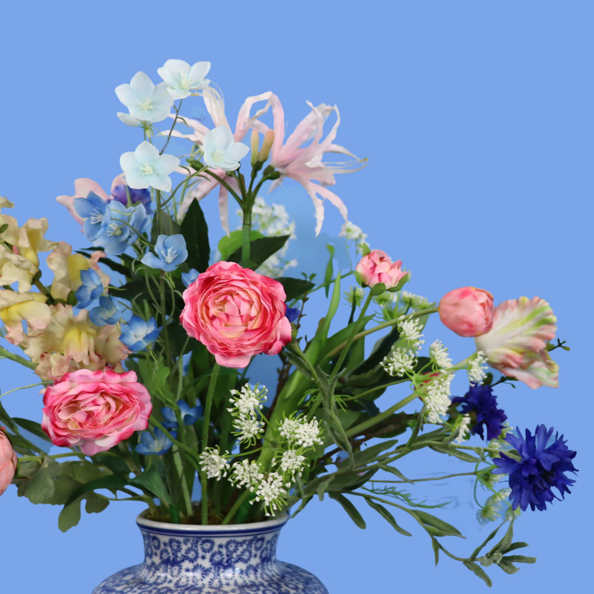 Kunstboeket Ranomi in Delftsblauwe vaas met fijn bloemdessin, maat L – Reflower, abonnement op kunstbloemen