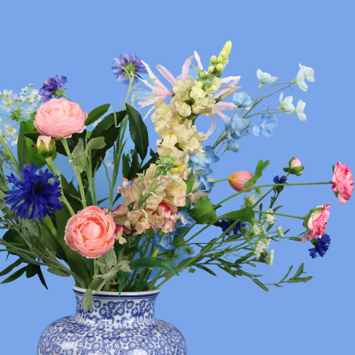 Kunstboeket Ranomi in Delftsblauwe vaas met fijn bloemdessin, maat L – Reflower, abonnement op kunstbloemen