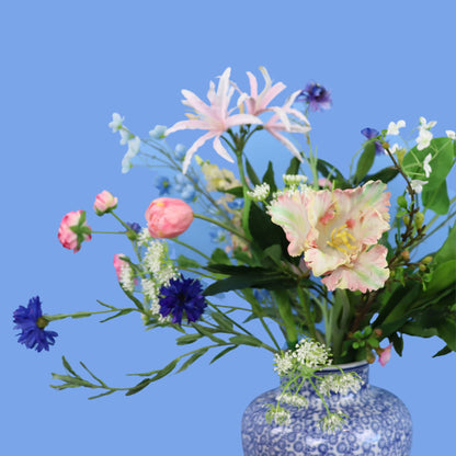 Kunstboeket Ranomi in Delftsblauwe vaas met fijn bloemdessin, maat L – Reflower, abonnement op kunstbloemen