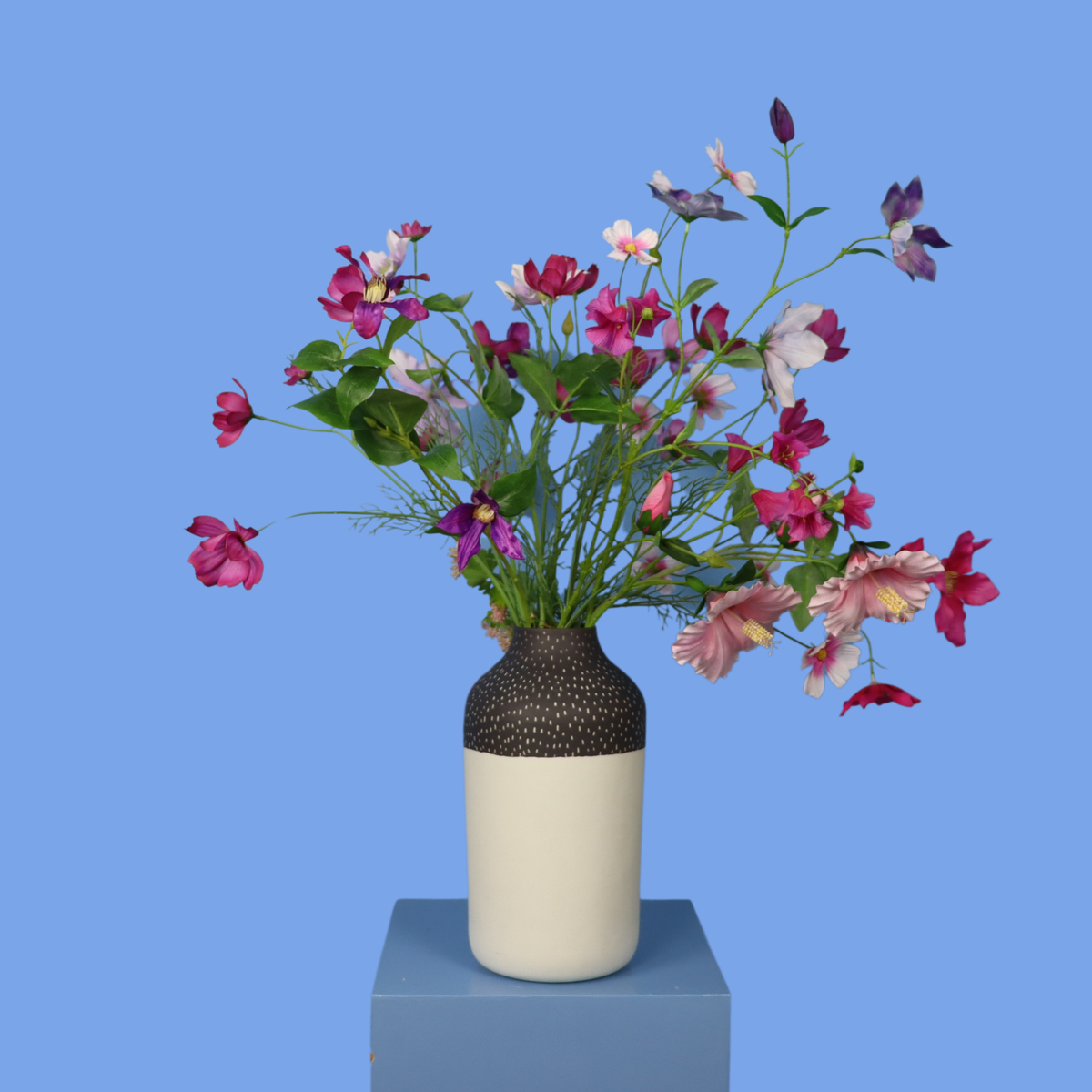 Kunstboeket Veerle in crème-bruine gespikkelde Studio Harm & Elke vaas, maat L – Reflower, abonnement op kunstbloemen