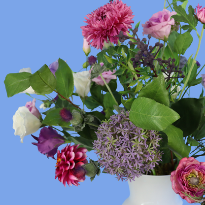 Kunstboeket Isra in roomwitte glanzende glazen vaas, maat L – Reflower, abonnement op kunstbloemen