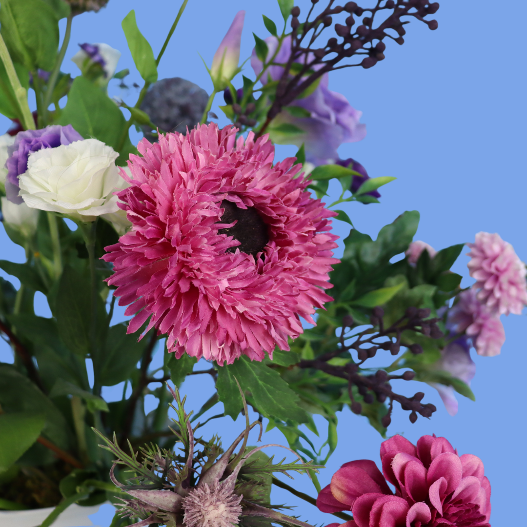 Kunstboeket Isra in roomwitte glanzende glazen vaas, maat L – Reflower, abonnement op kunstbloemen