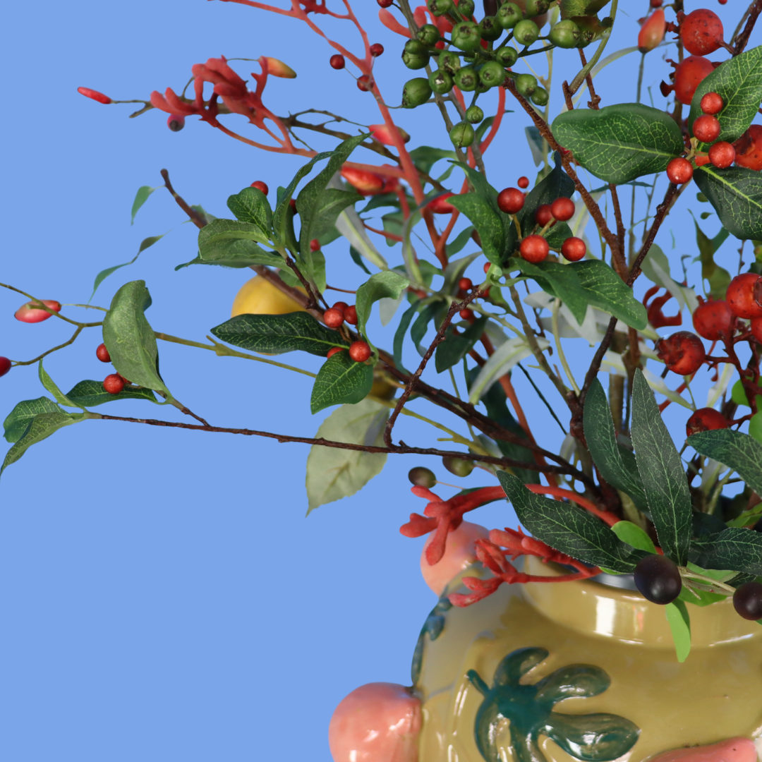 Kunstboeket Marloes in olijfgroene Kwantum vaas met perenreliëf, maat XL – Reflower, abonnement op kunstbloemen