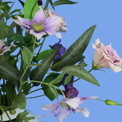 Kunstboeket Renee in roomwitte Kersten vaas met zwarte strepen, maat L – Reflower, abonnement op kunstbloemen