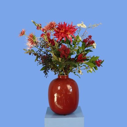 Kunstboeket Renske in roestrode glanzende Pip Studio bolvaas, maat L – Reflower, abonnement op kunstbloemen